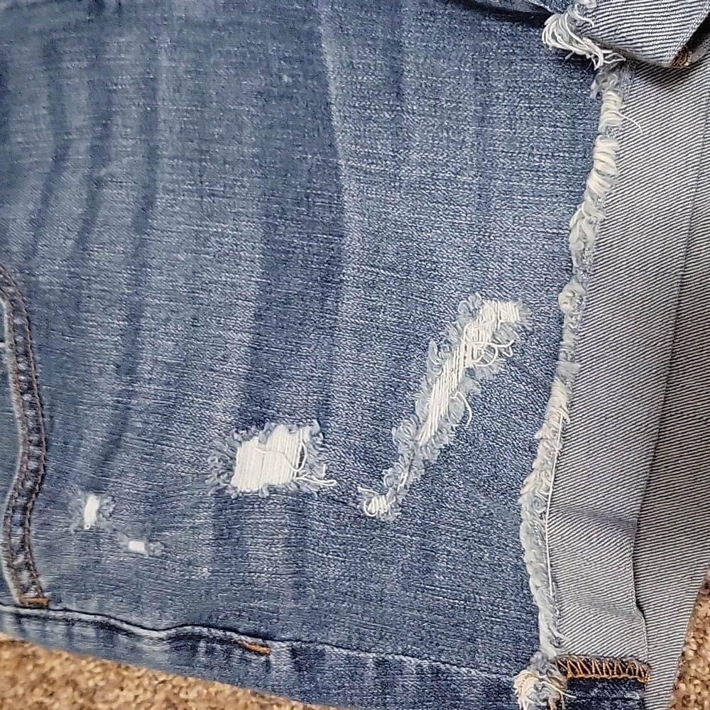Distressed jean shorts - Picture 2 of 9